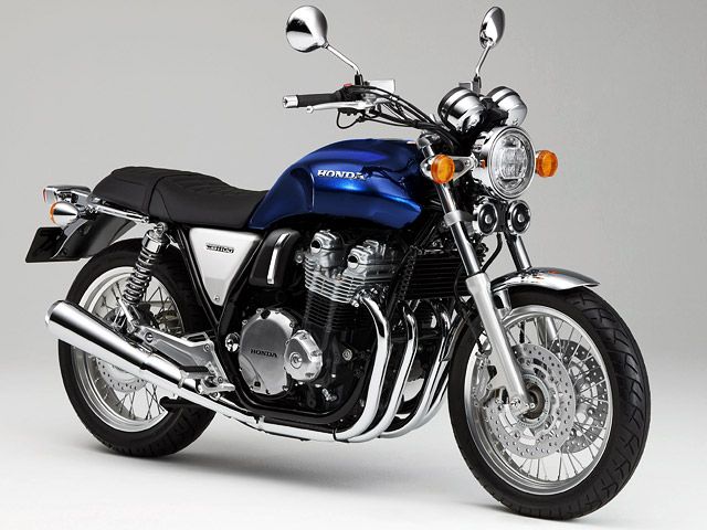 2018年 CB1100EX パールホークスアイブルー(カタログメイン)