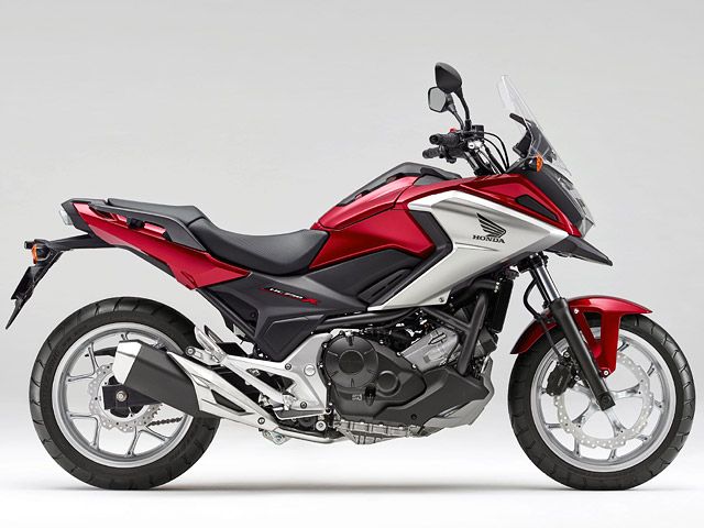 2018年 NC750X キャンディークロモスフィアレッド(カタログメイン)