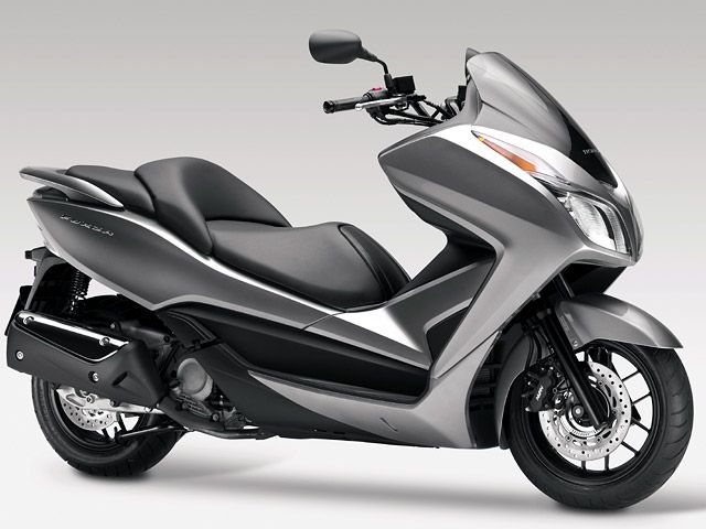 2013年 NSS300 FORZA Seal Silver Metallic(カタログメイン)