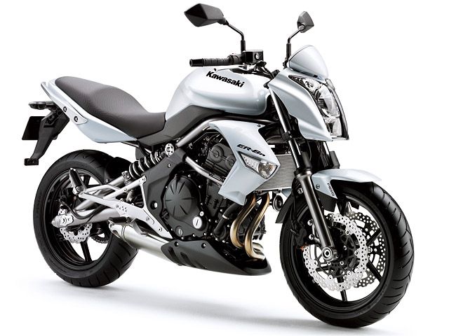 2009年 ER-6n ABS パールスターダストホワイト(カタログメイン)