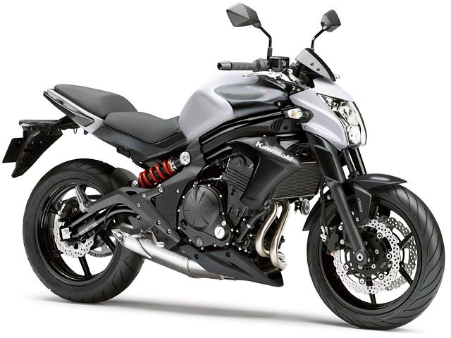 2014年 ER-6n ABS パールフラットスターダストホワイト×メタリックフラットスパークブラック(カタログメイン)