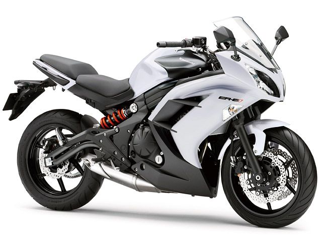2013年 ER-6f パールスターダストホワイト(カタログメイン)