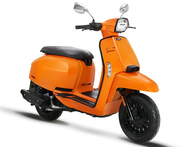 2018年 V125 Special Fix オレンジ(シート色・ブラック)(カタログメイン)