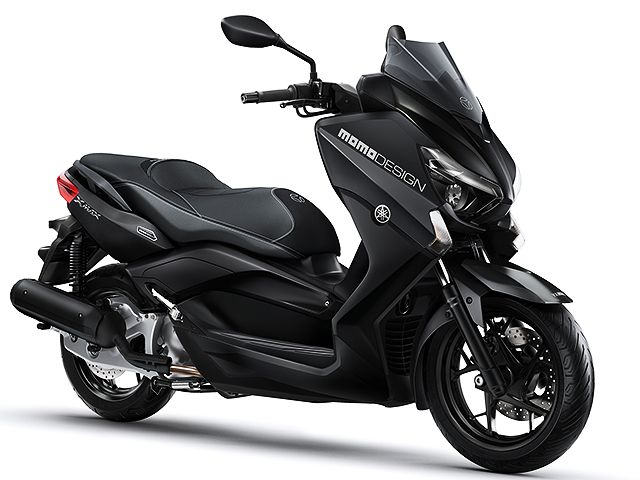 2015年 XMAX 125 MOMO DESIGN Power Black(カタログメイン)