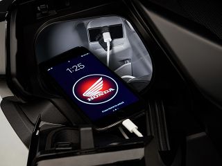 2021年 FORZA125(USBポート※画像内のスマートフォンは付属しない)