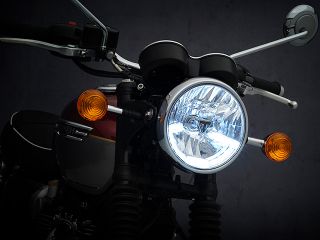 2021年 Bonneville T120(ヘッドライト点灯イメージ)