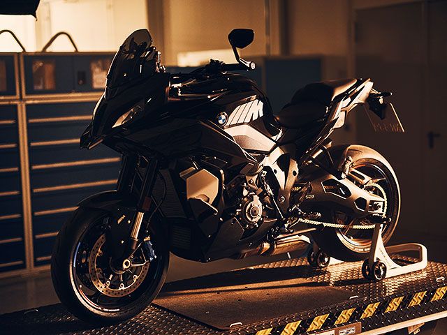年 M1000XR prototype (カタログメイン)
