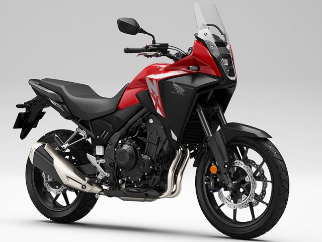年 NX400 ※仮の画像として、NX500(欧州向け)を掲載(カタログメイン)
