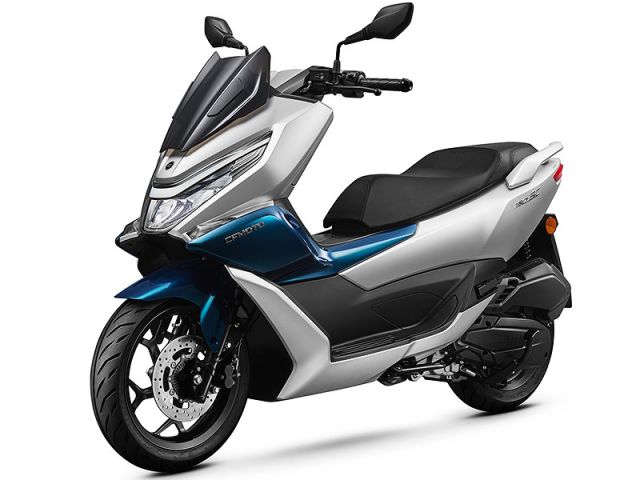 2025年 150SC スペースシルバー(カタログメイン)