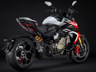 2026年 Diavel V4 RS(リアビュー)
