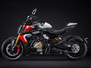 2026年 Diavel V4 RS(サイドビュー)
