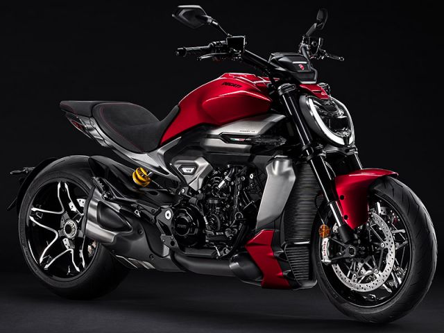 2025年 X Diavel V4 (カタログメイン)