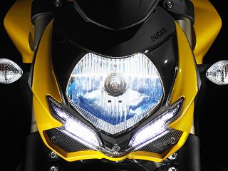 2012年 Streetfighter 848（ヘッドライト点灯イメージ）
