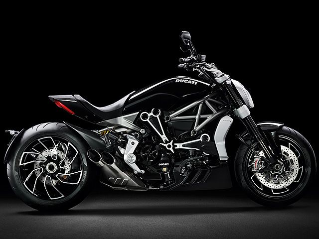 2017年 X Diavel S スリリング・ブラック（カタログメイン）