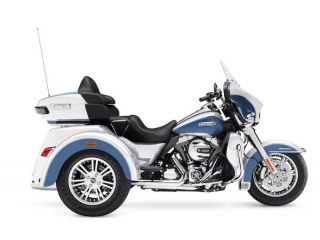2015年 FLHTCUTG Tri Glide Ultraホワイトホットパール / ブルーホットパール