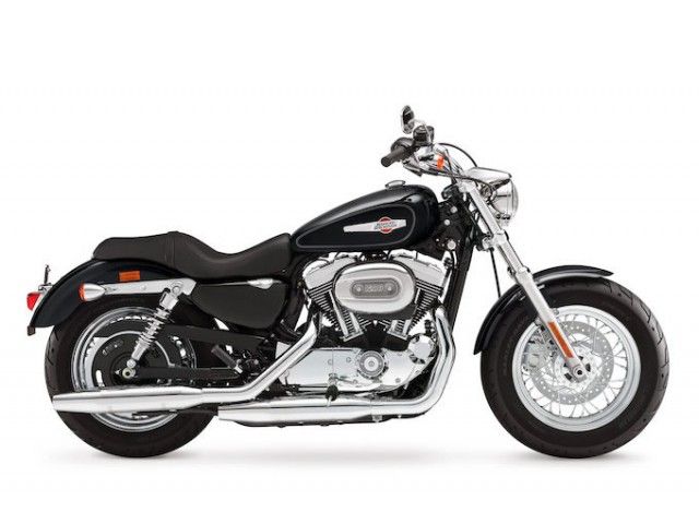 2015年 XL1200C Custom ビビッドブラック（カタログメイン）