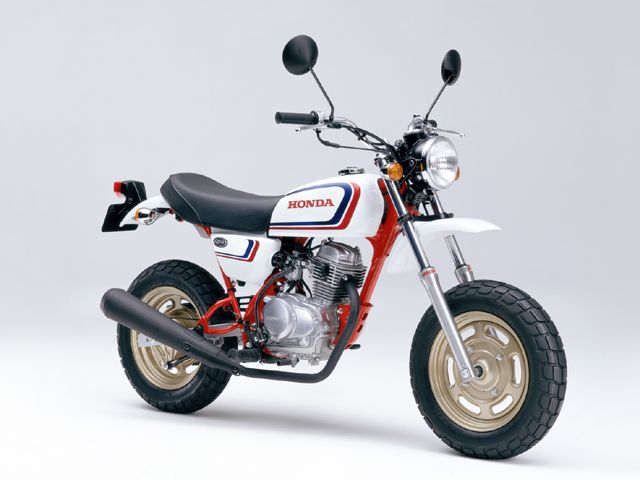 2005年 Ape50 Deluxe シャスタホワイト(カタログメイン)