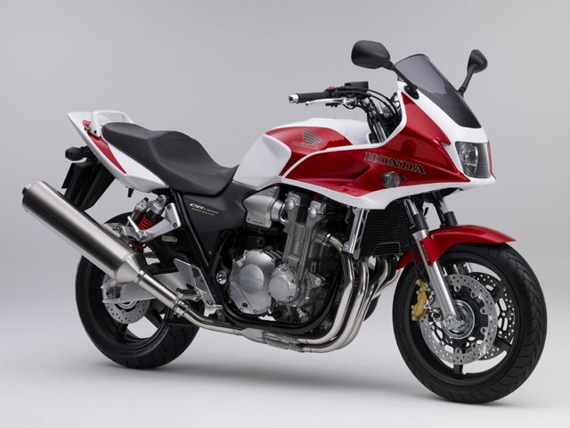 2007年 CB1300 SUPER BOL D'OR ABS パールサンビームホワイト/キャンディーアルカディアンレッド（カタログメイン）