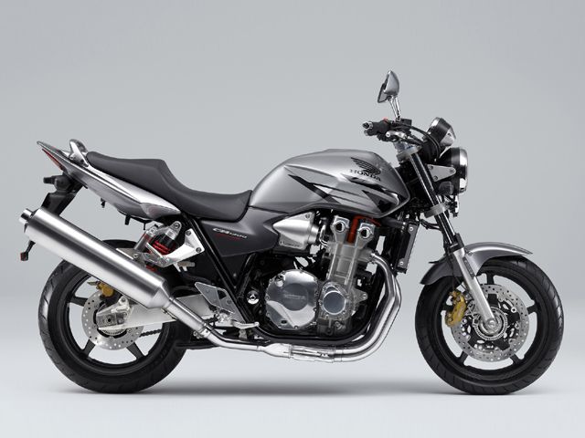 2006年 CB1300 SUPER FOUR ABS アイアンネイルシルバーメタリック（カタログメイン）