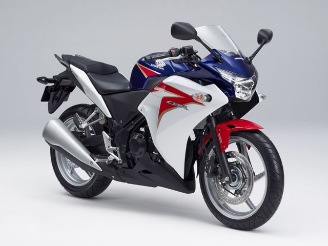 2011年 CBR250R ABS パールスペンサーブルー(カタログメイン)