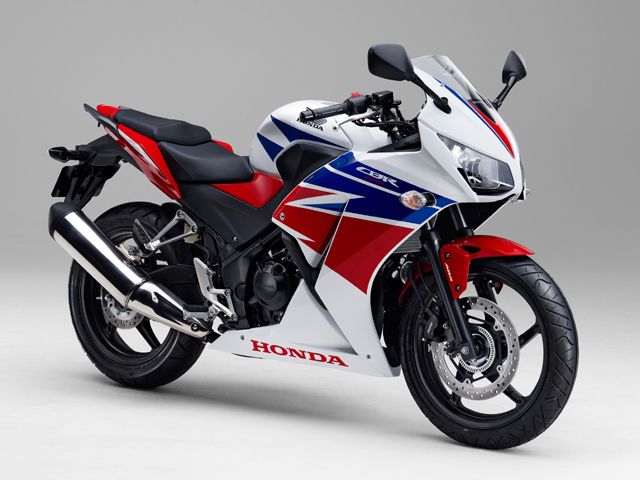 2015年 CBR250R ABS ロスホワイト(カタログメイン)