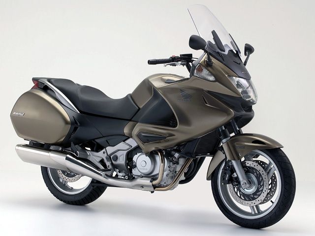 2006年 NT700V Deauville （カタログメイン）