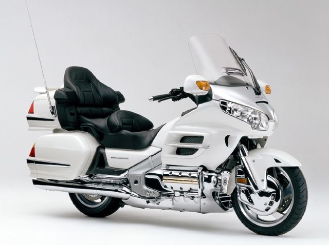 2005年 GOLDWING 30周年記念モデル パールグレイシャーホワイト(カタログメイン)