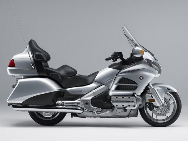 2012年 GOLDWING AIRBAG NAVI デジタルシルバーメタリック（カタログメイン）