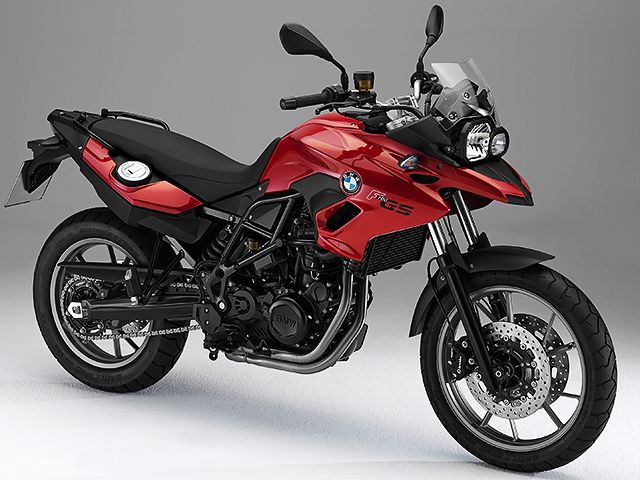 2013年 F700GS レッドアップルメタリック（カタログメイン）