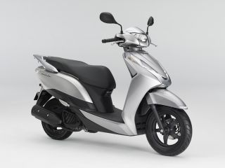 2015年 LEAD 125アルテミスシルバーメタリック