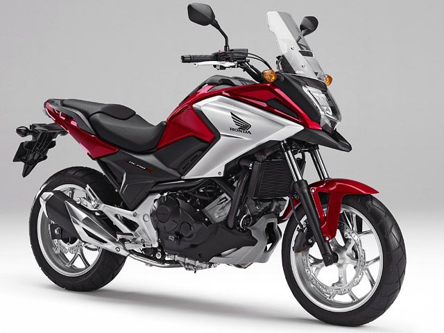 2016年 NC750X キャンディーアルカディアンレッド（カタログメイン）