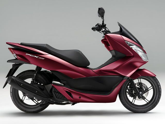 2015年 PCX150 キャンディーノーブルレッド(カタログメイン)