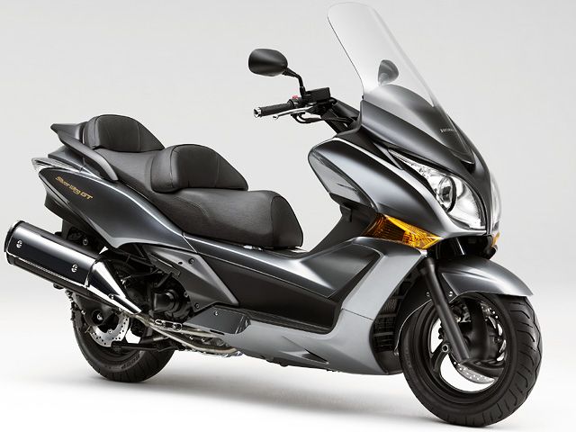 2009年 SILVER WING GT600 ソードシルバーメタリック（カタログメイン）