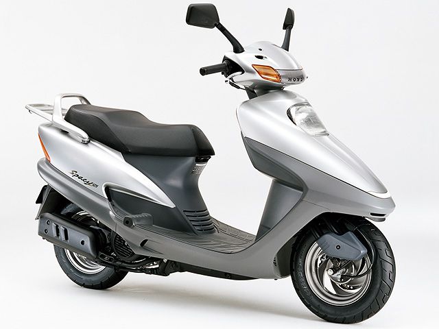 2002年 SPACY 125 フォースシルバーメタリック(カタログメイン)
