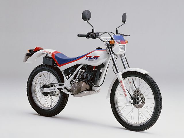 1988年 TLM220R ホワイト（カタログメイン）