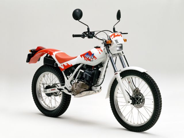 1990年 TLM220R ホワイト（カタログメイン）