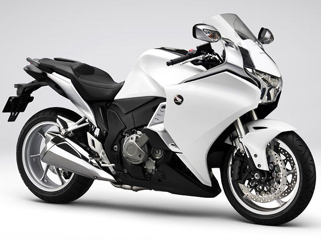 2010年 VFR1200F Dual Clutch Transmission パールサンビームホワイト（カタログメイン）