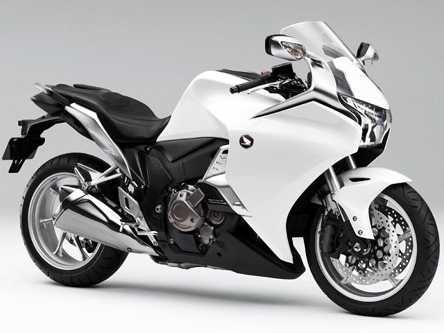 2012年 VFR1200F Dual Clutch Transmission パールサンビームホワイト（カタログメイン）