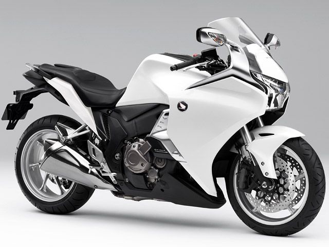 2013年 VFR1200F Dual Clutch Transmission パールサンビームホワイト（カタログメイン）