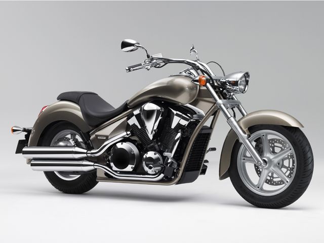 2011年 VT1300CR ムーンストーンシルバーメタリック（カタログメイン）