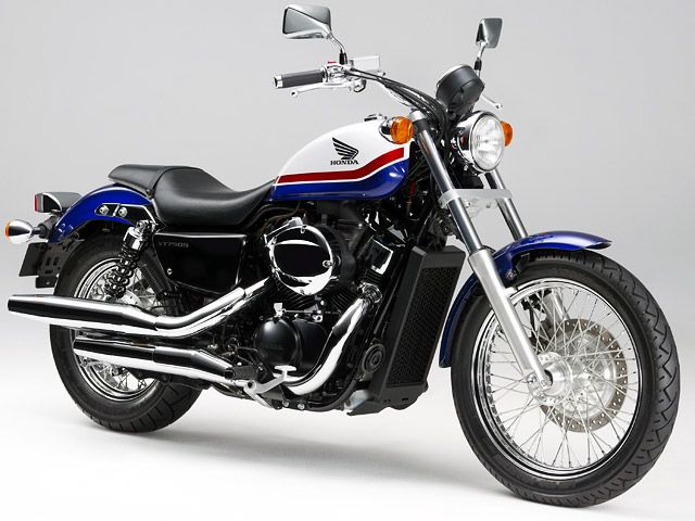 2011年 VT750S パールヘロンブルー（カタログメイン）