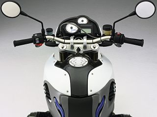 2008年 HP2 Megamoto（ハンドルまわりイメージ）