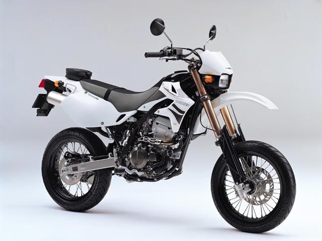 2006年 D-TRACKER シーンホワイト(カタログメイン)