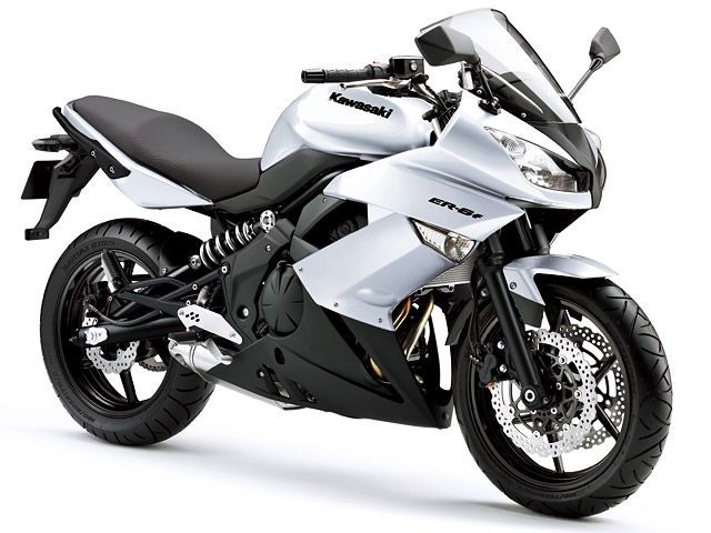 2010年 ER-6f パールスターダストホワイト×フラットスーパーブラック（カタログメイン）