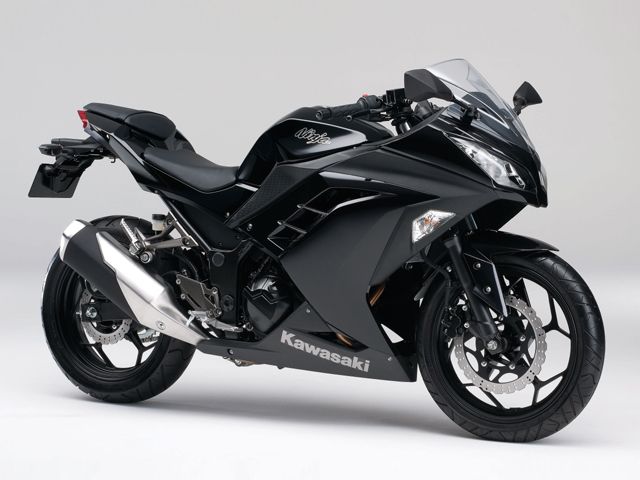 2013年 Ninja 250 エボニー（カタログメイン）