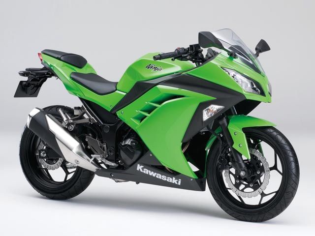 2014年 Ninja 250 ライムグリーン（カタログメイン）
