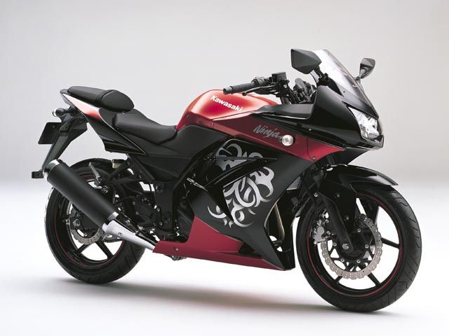 2010年 Ninja 250R Special Edition エボニー/キャンディパーシモンレッド（スペシャルエディション）（カタログメイン）