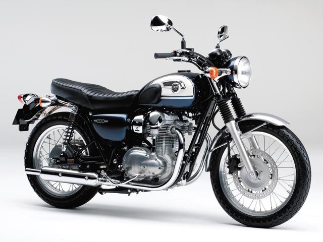 2016年 W800 メタリックオーシャンブルー×パールアルパインホワイト（カタログメイン）