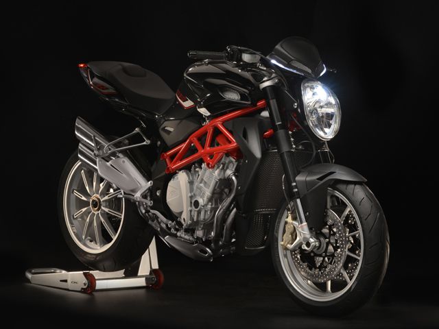 2013年 BRUTALE 1090 R メタリックブラック（カタログメイン）