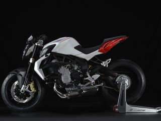 2013年 BRUTALE 800ホワイト/レッド